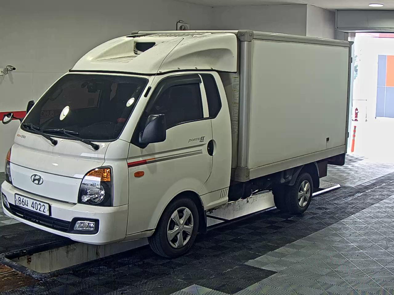 HYUNDAI PORTER II FREEZER BOX TRUCK SUPER CAB TWIN COMPRESSOR