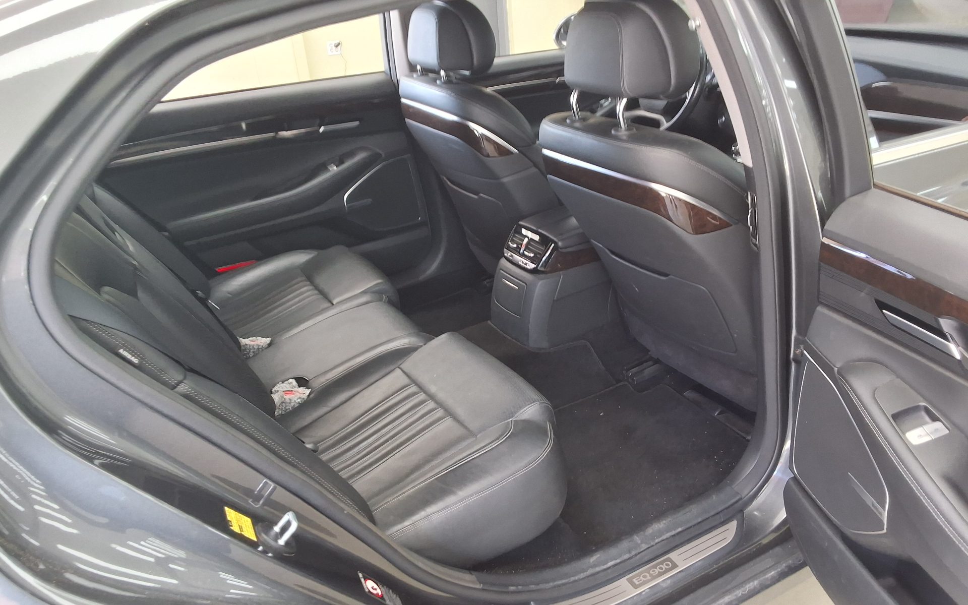 2018 - genesis eq900