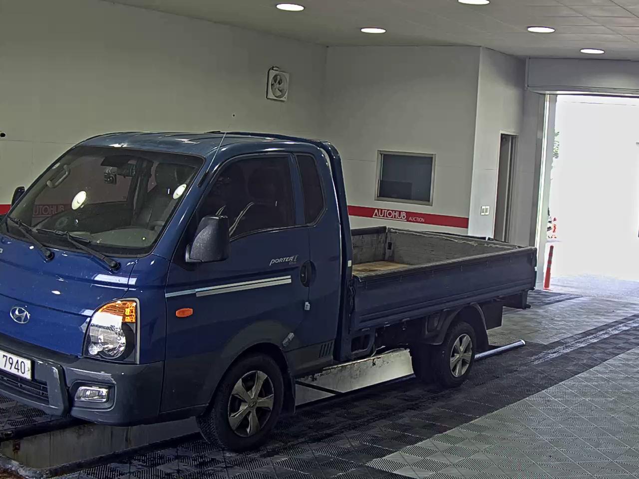 HYUNDAI PORTER II SUPER CAB EXTRA WHEELBASE GOLD