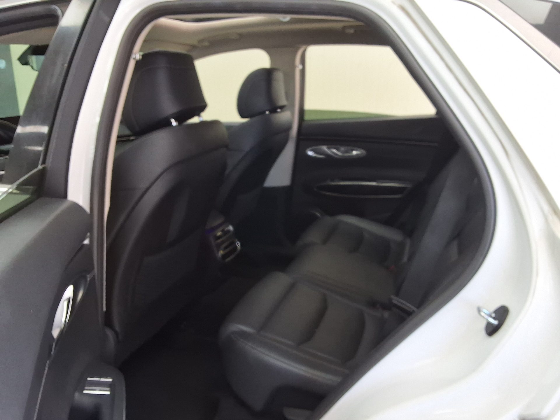 2021 - genesis gv70