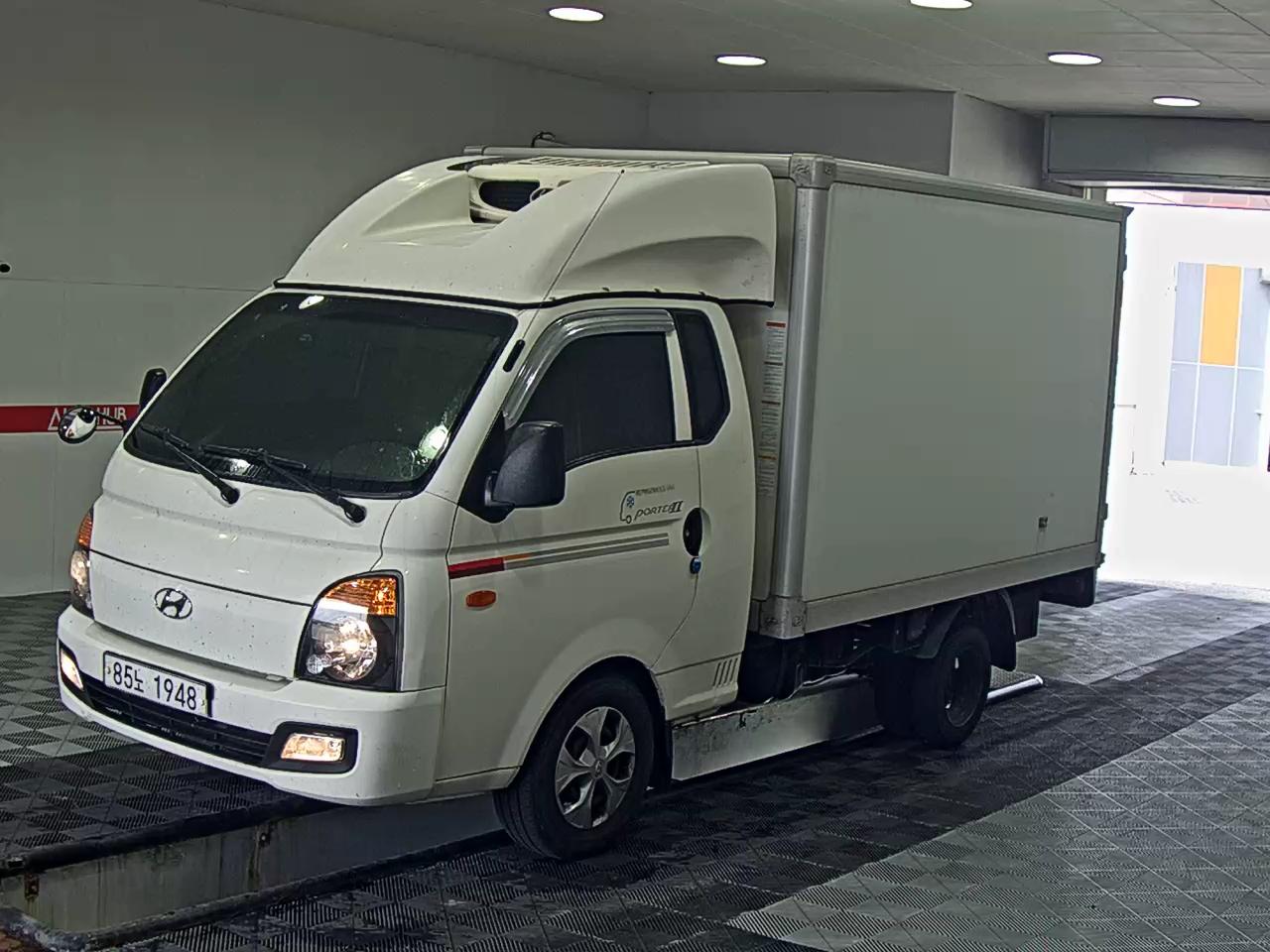 HYUNDAI PORTER II HIGH-ROOF FREEZER BOX TRUCK SUPER CAB TWIN COMPRESSOR