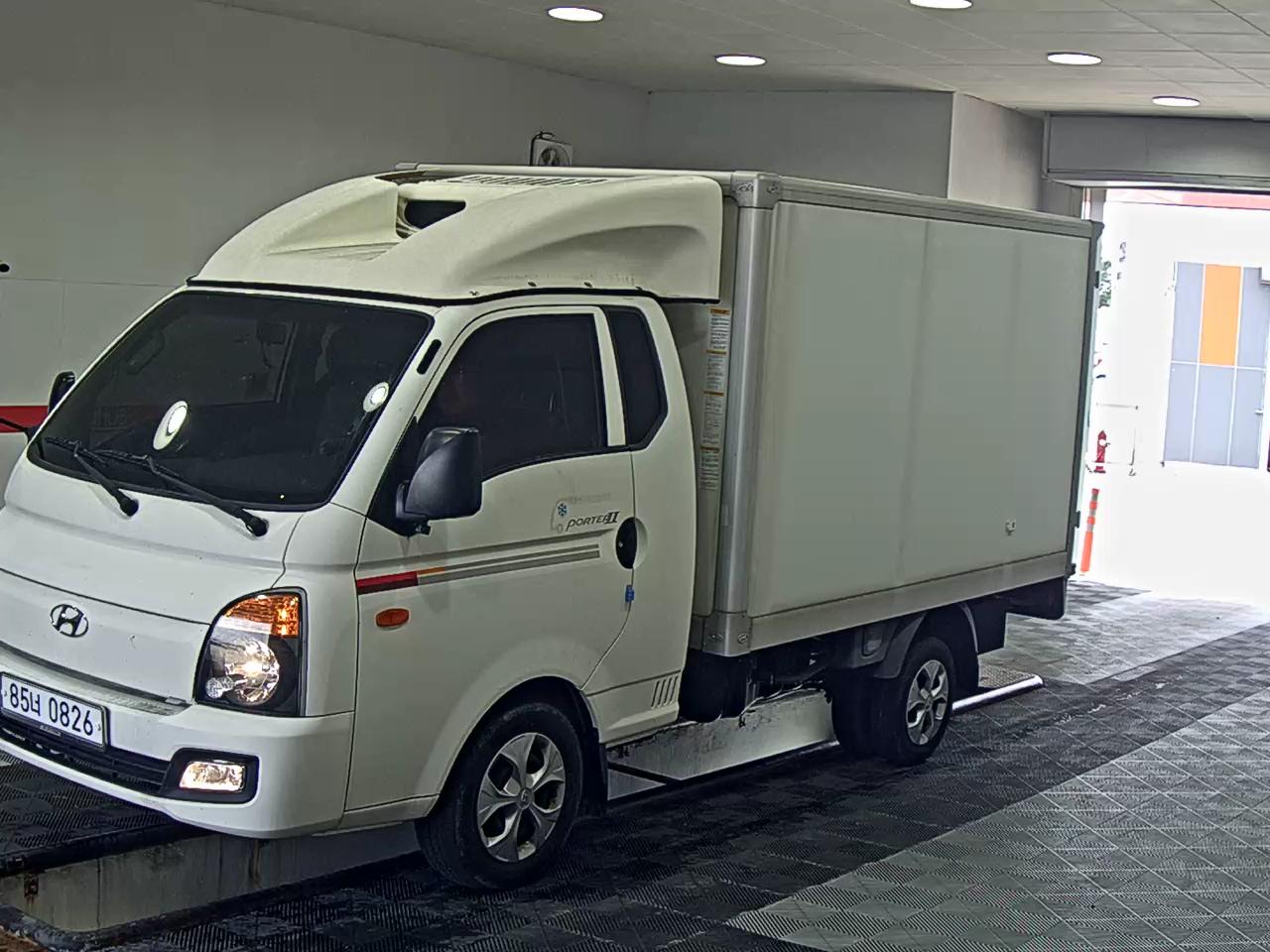 HYUNDAI PORTER II FREEZER BOX TRUCK SUPER CAB TWIN COMPRESSOR