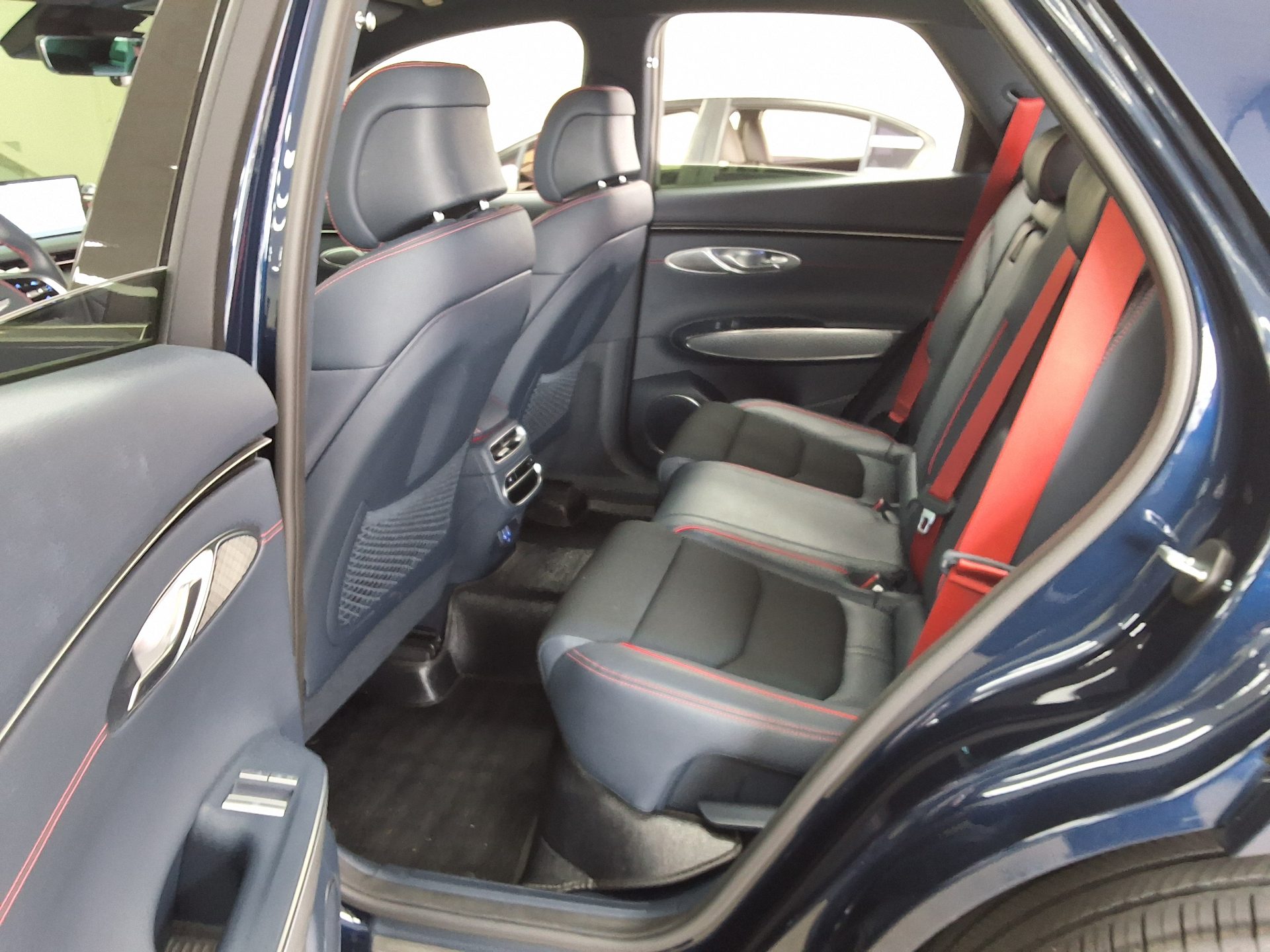 2022 - genesis gv70