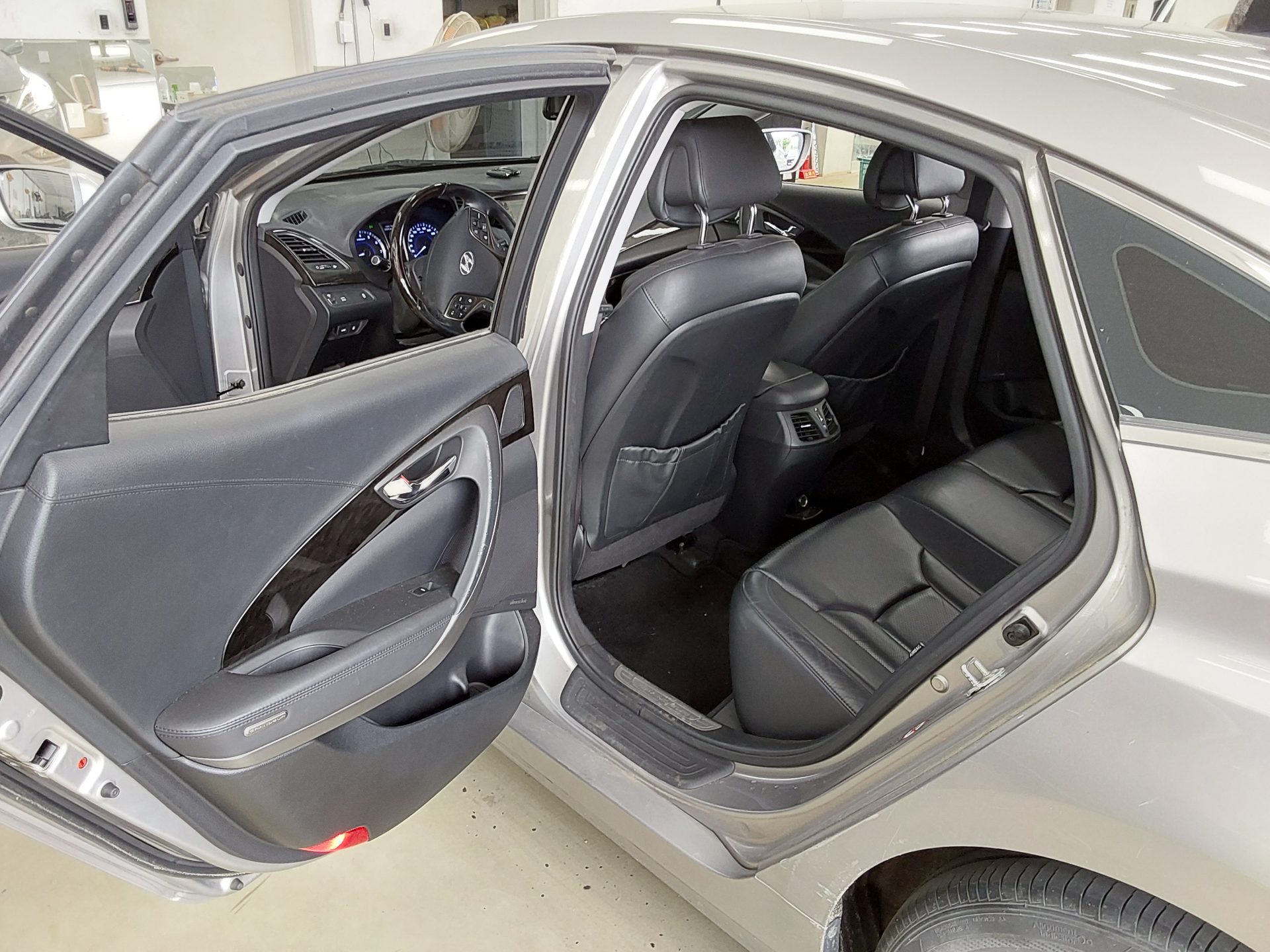 2011 - hyundai grandeur