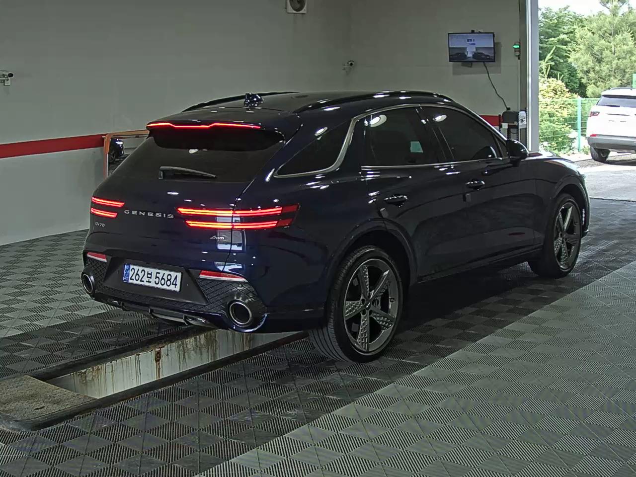 2022 - genesis gv70
