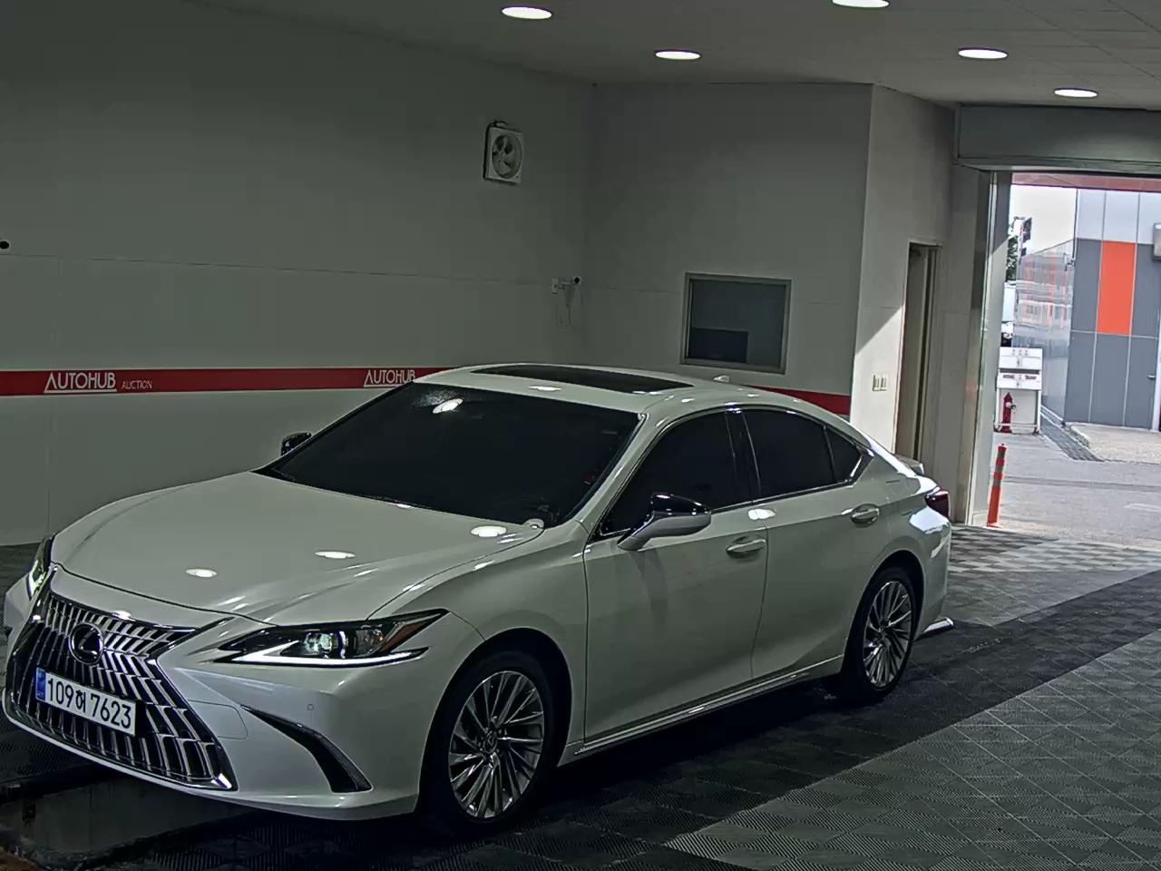 LEXUS ES (7TH GEN) 300h SUPREME