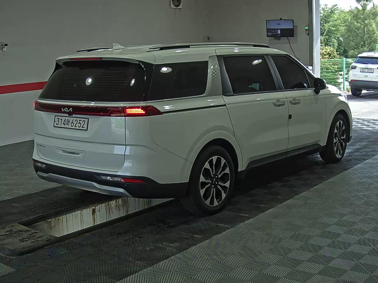 2023 - kia carnival