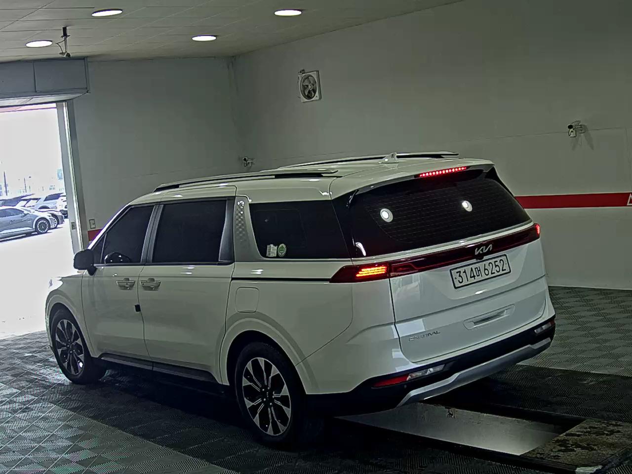 2023 - kia carnival