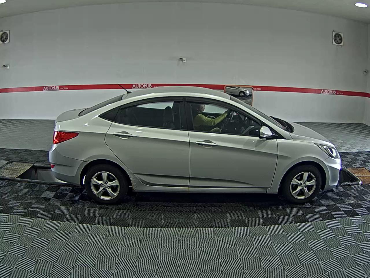 2011 - hyundai accent
