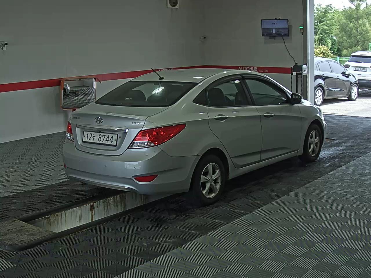 2011 - hyundai accent