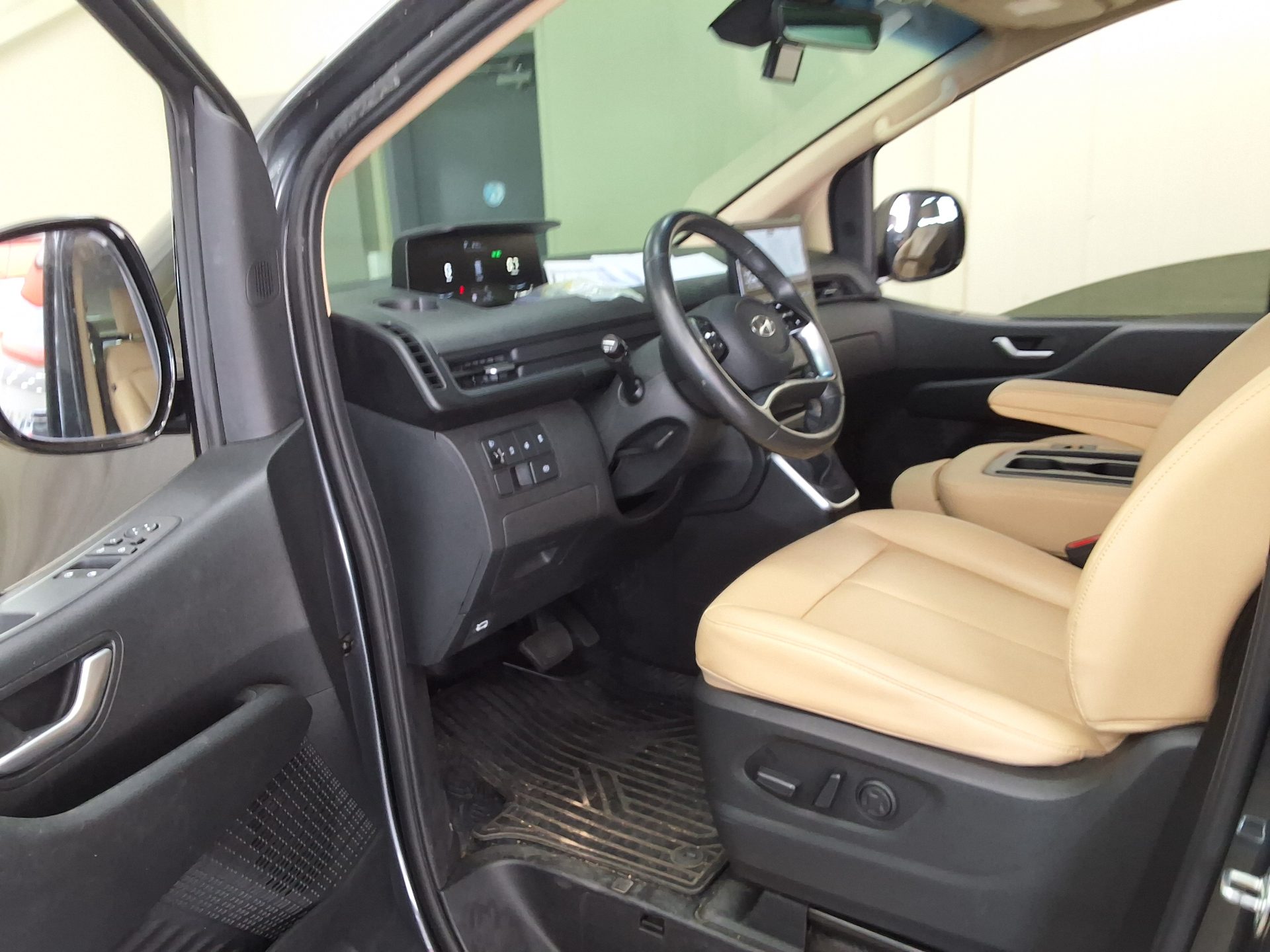 2023 - hyundai staria