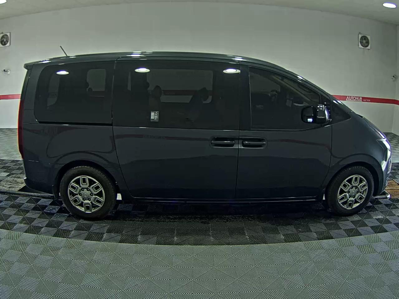 2023 - hyundai staria