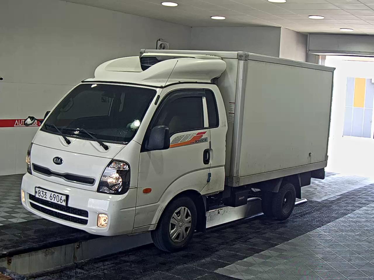 KIA BONGO III CARGO FREEZER BOX TRUCK 1 TON KING CAB