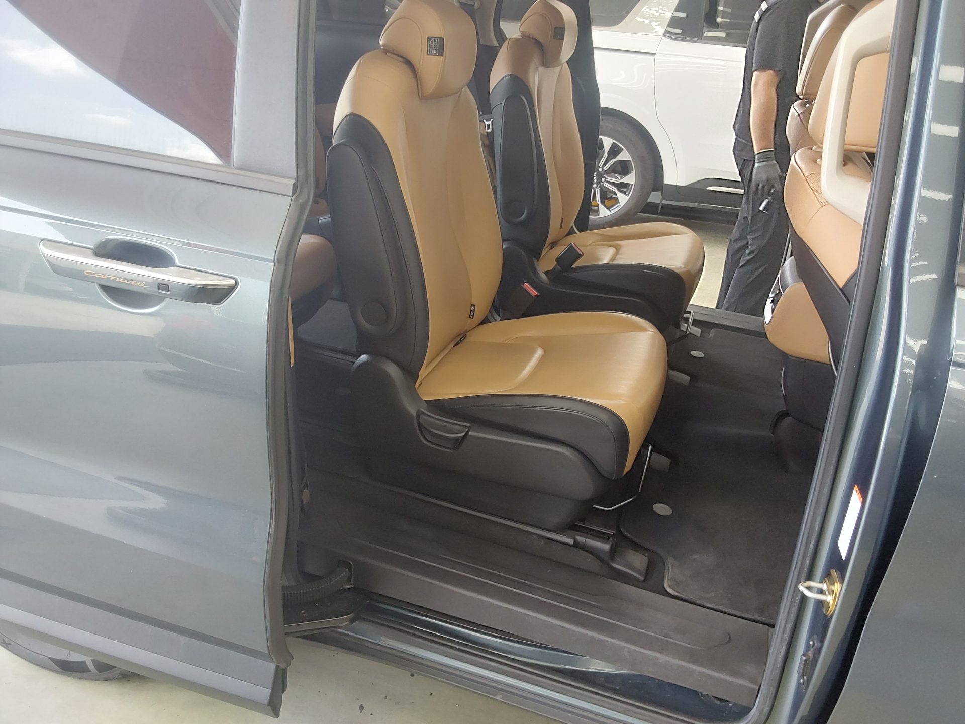 2021 - kia carnival