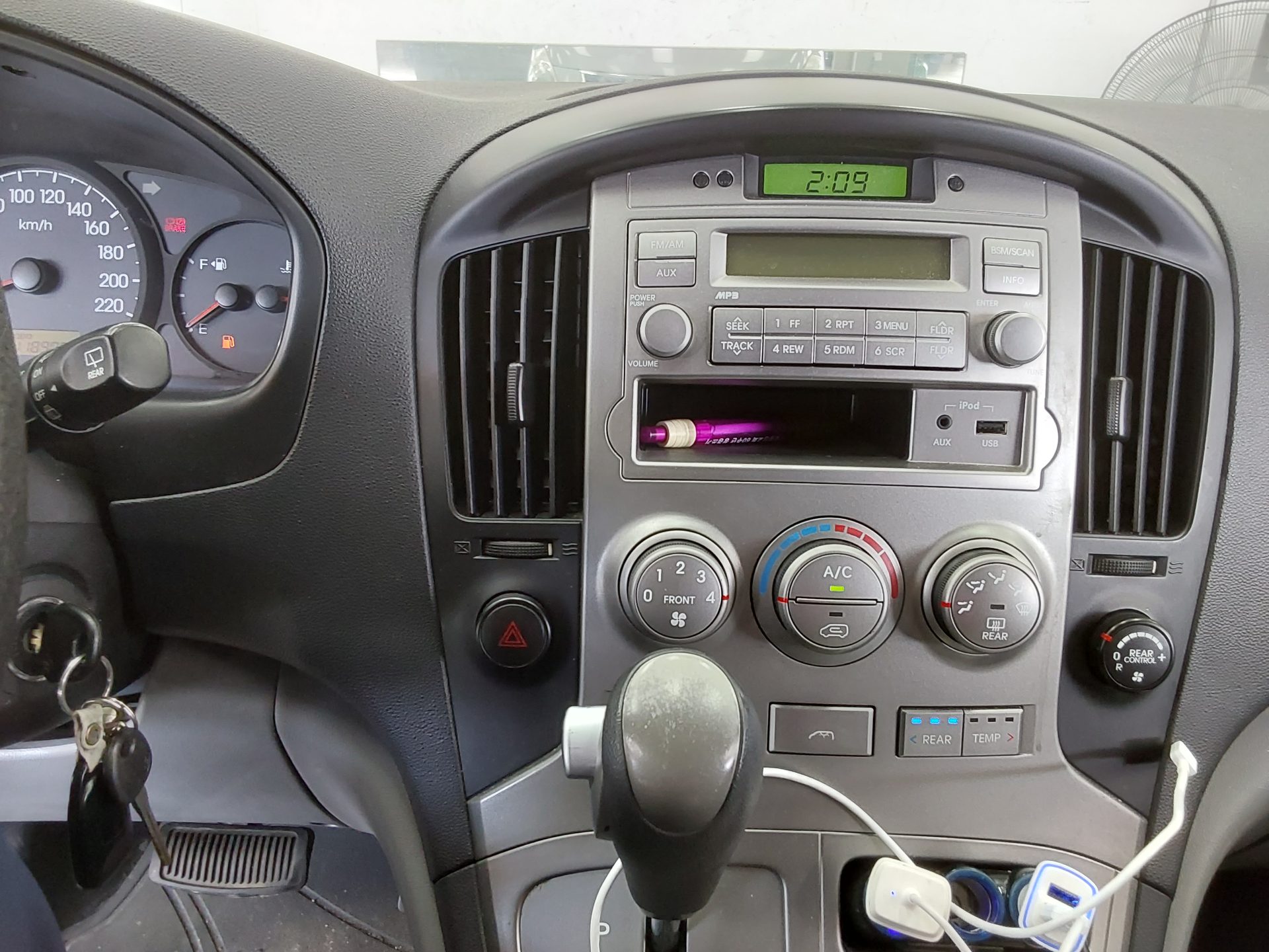 2011 - hyundai grand starex