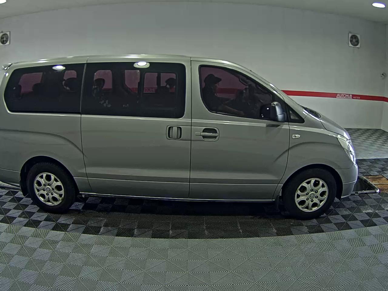 2011 - hyundai grand starex