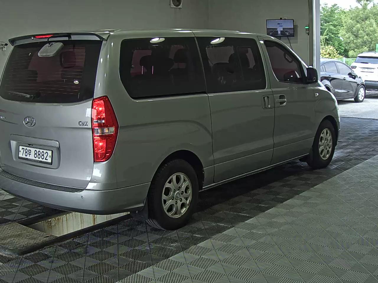 2011 - hyundai grand starex