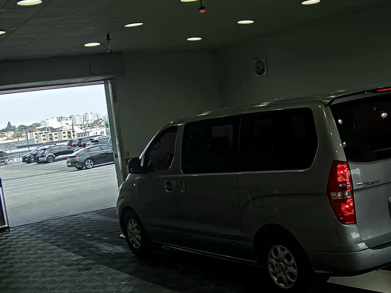 2011 - hyundai grand starex