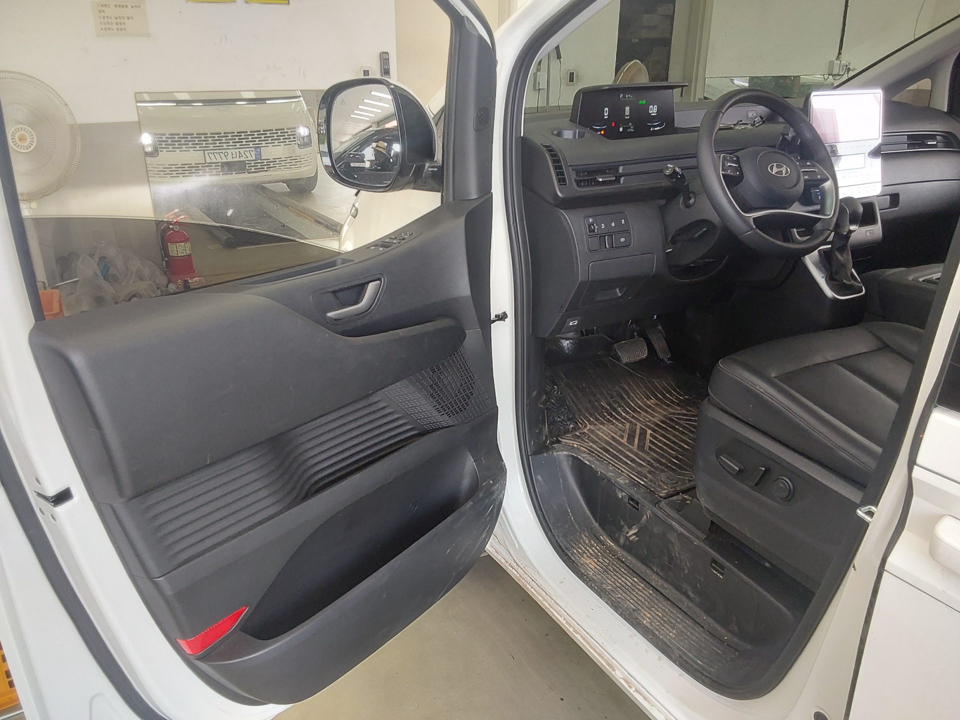 2025 - hyundai staria
