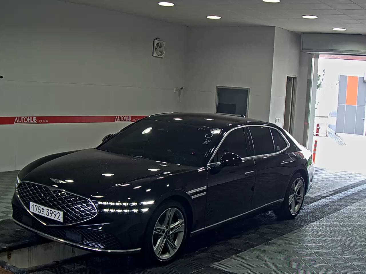 GENESIS G90 BASE MODEL