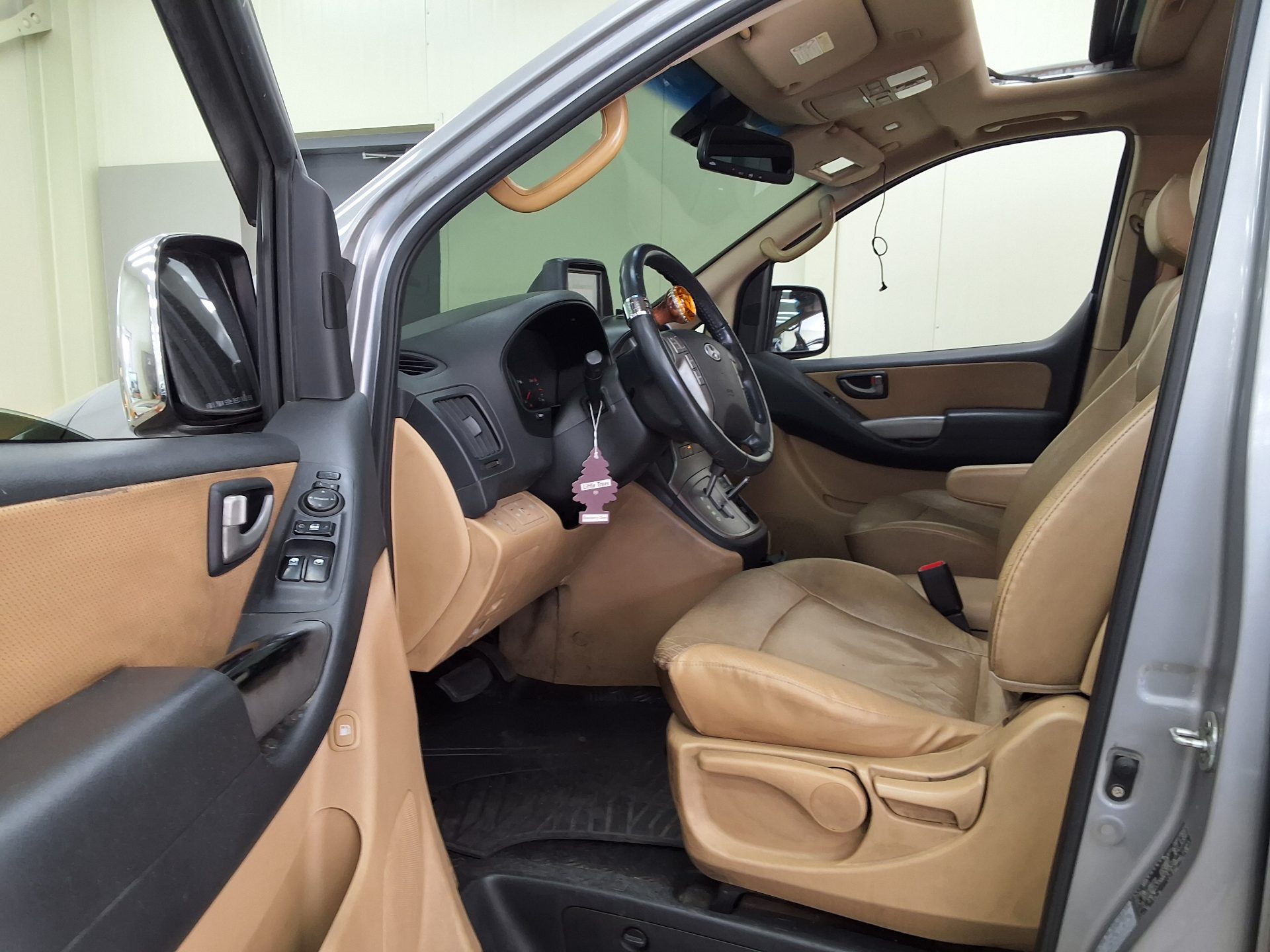 2011 - hyundai grand starex