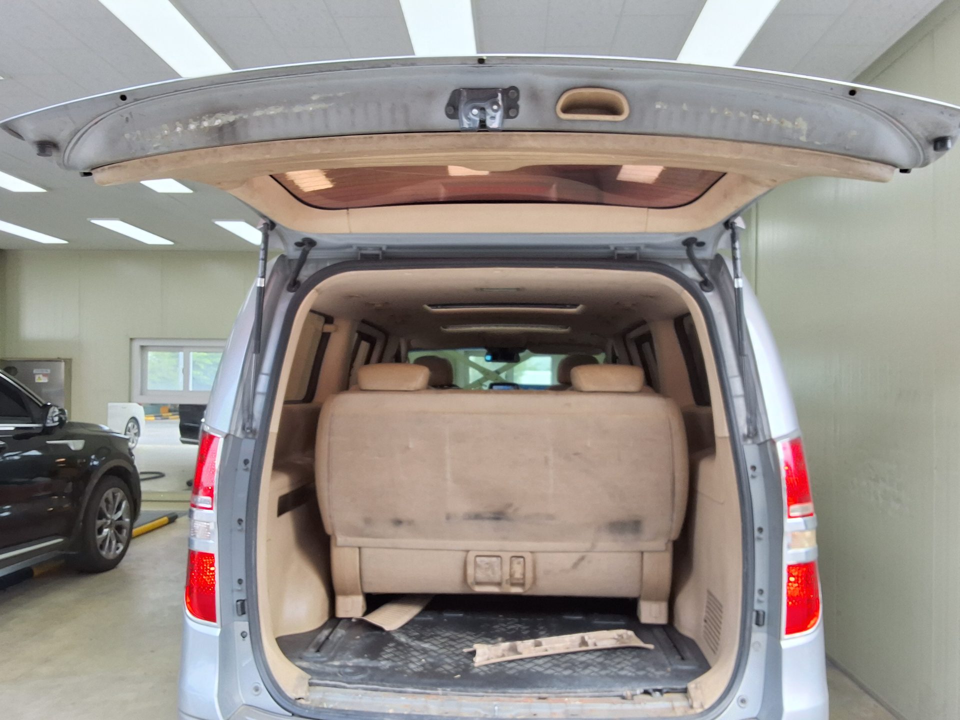 2011 - hyundai grand starex