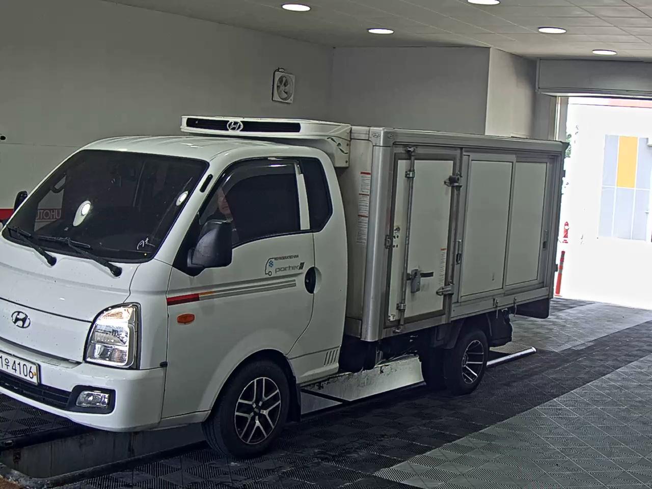 HYUNDAI PORTER II FREEZER BOX TRUCK LOW DECK COMPOSITE