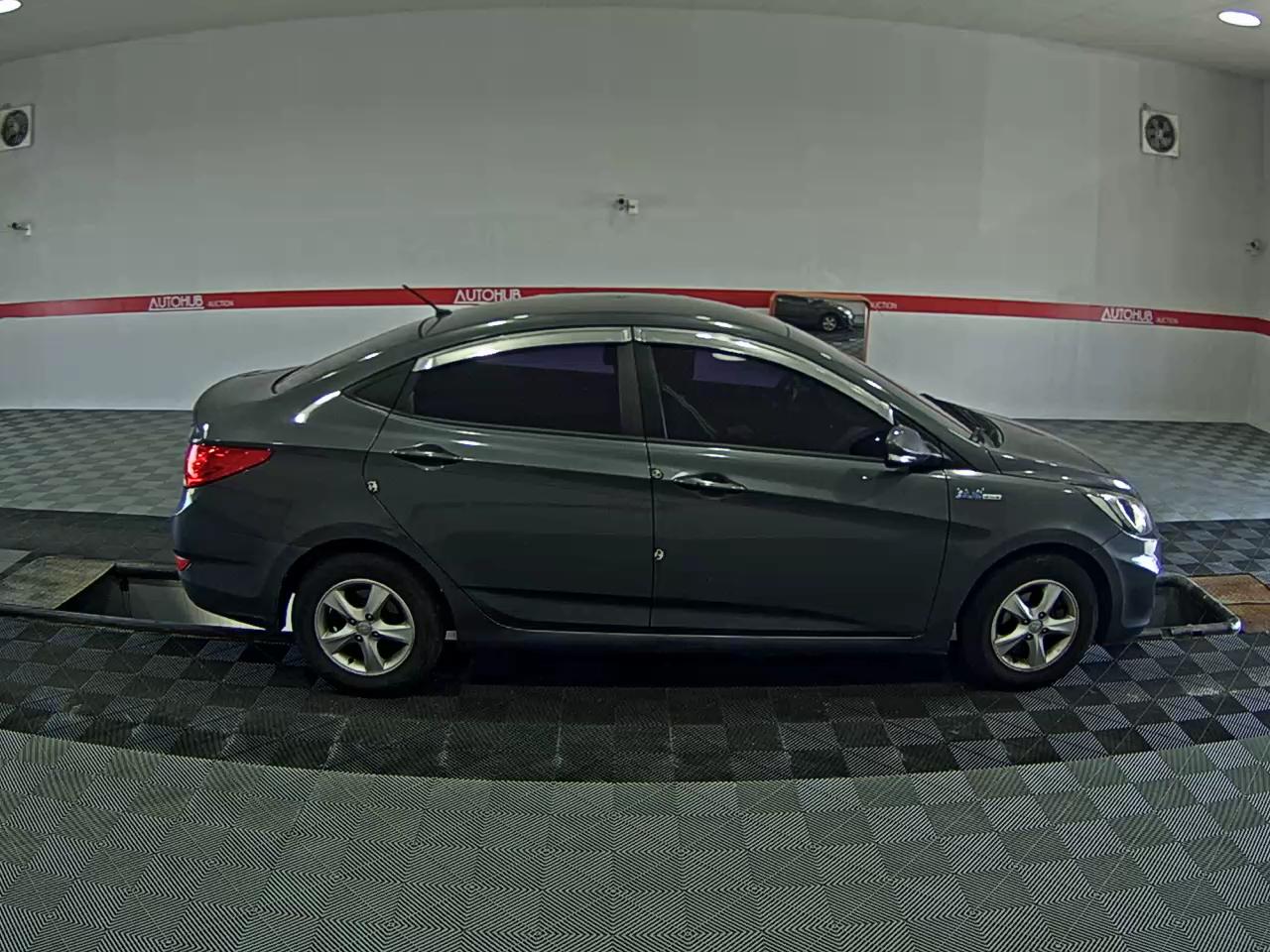 2012 - hyundai accent