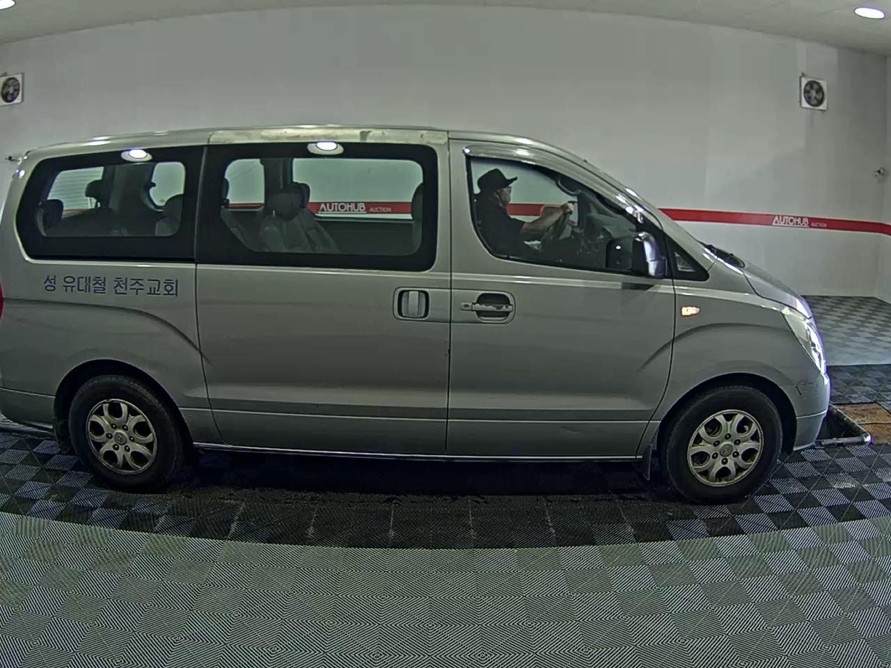 2011 - hyundai grand starex