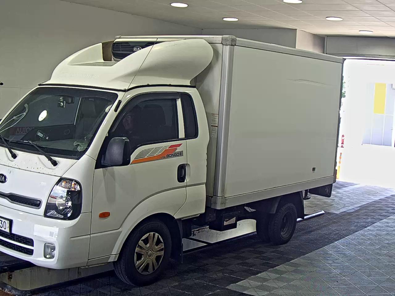 KIA BONGO III CARGO FREEZER BOX TRUCK 1 TON KING CAB