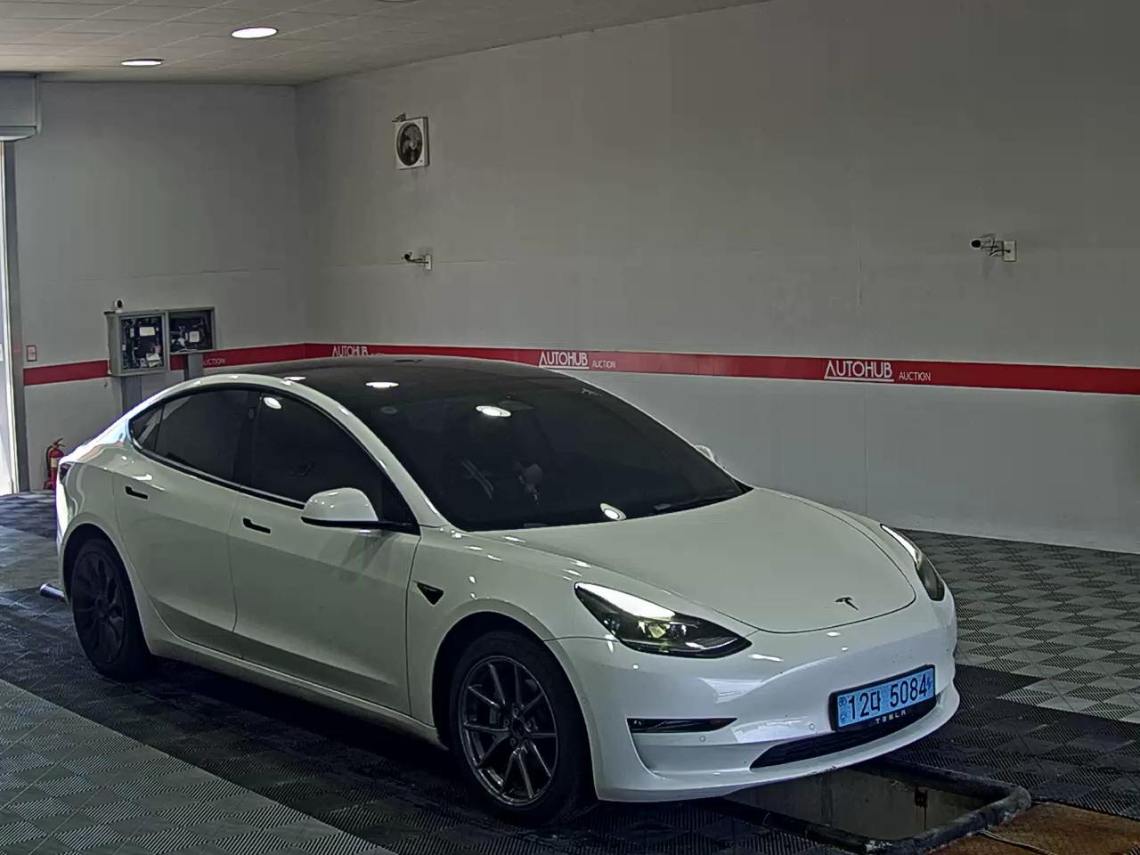2022 - tesla model 3