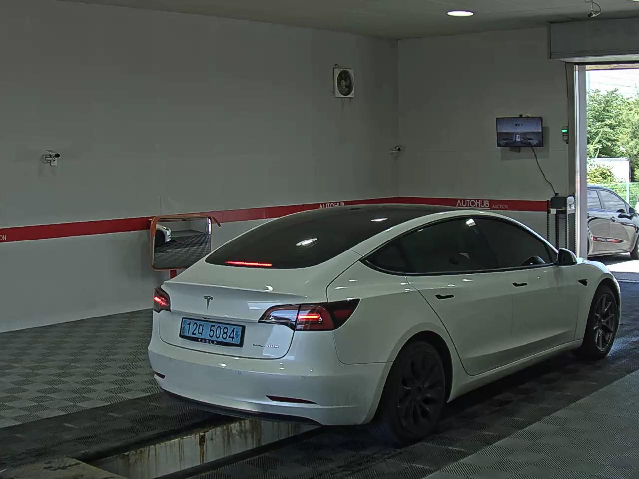 2022 - tesla model 3