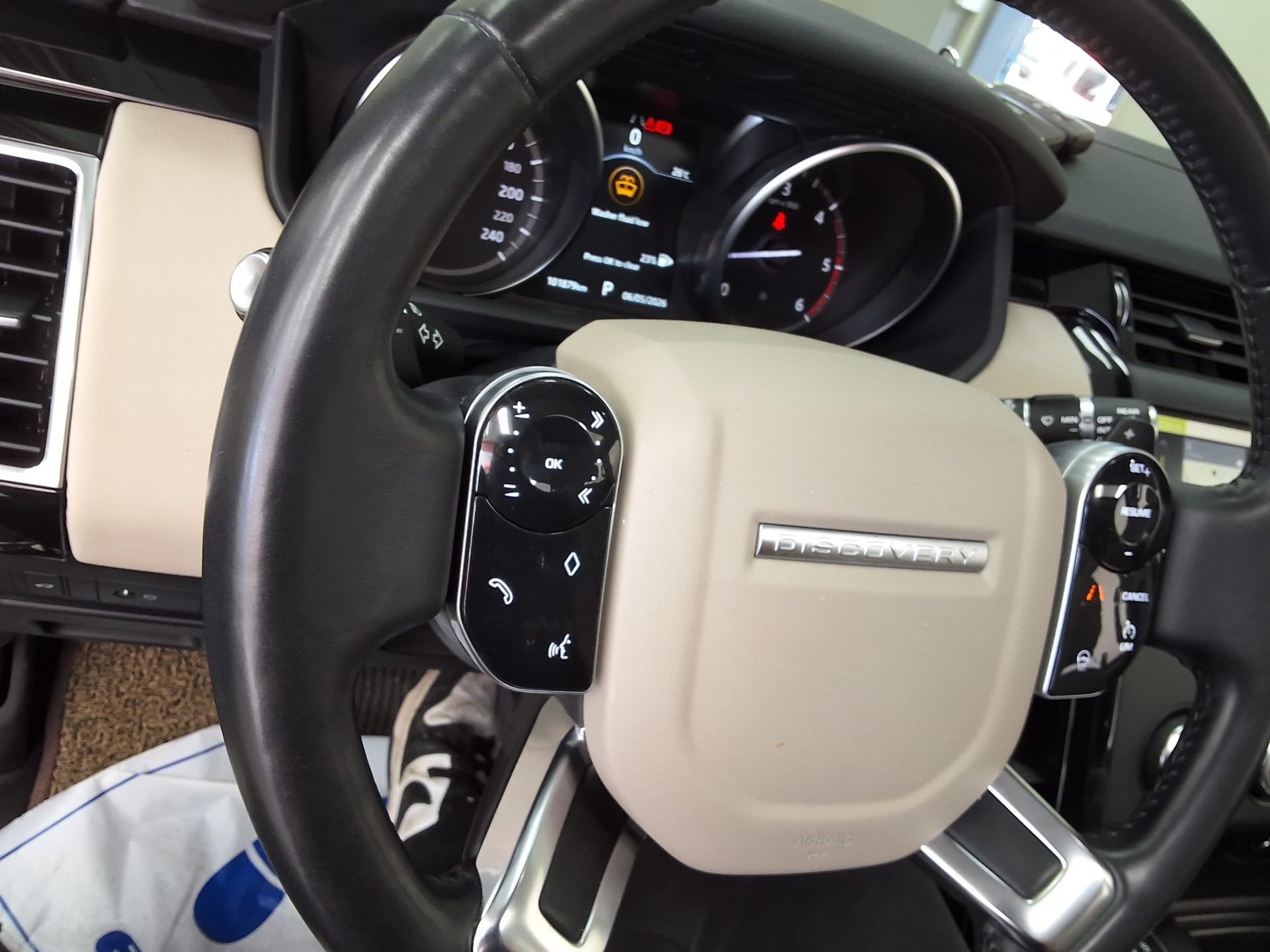 2020 - land rover discovery