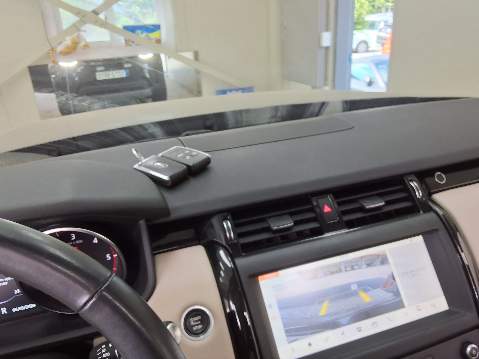 2020 - land rover discovery