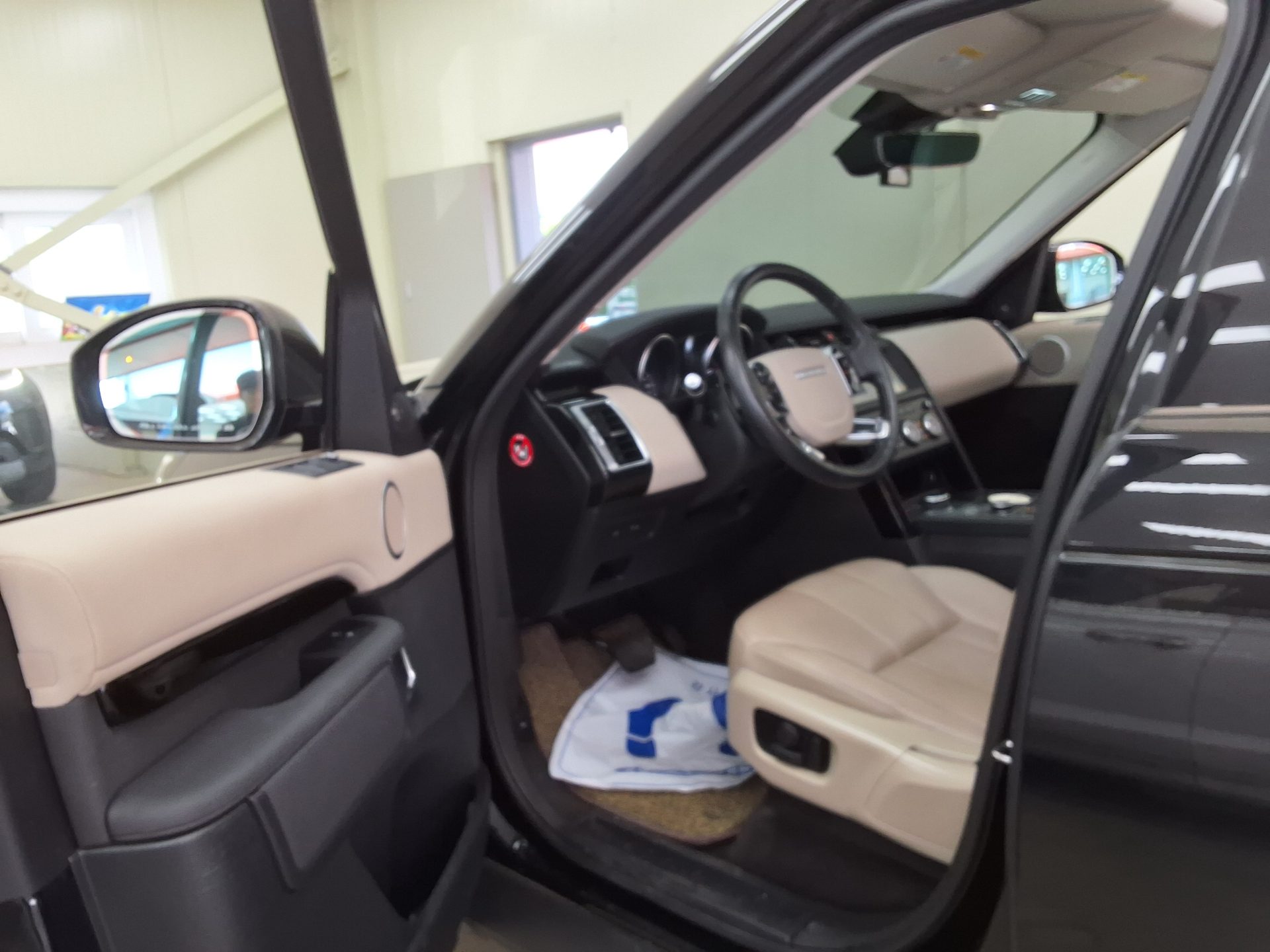2020 - land rover discovery