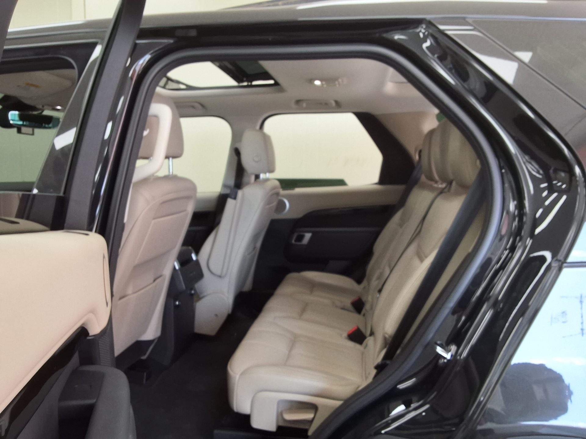 2020 - land rover discovery