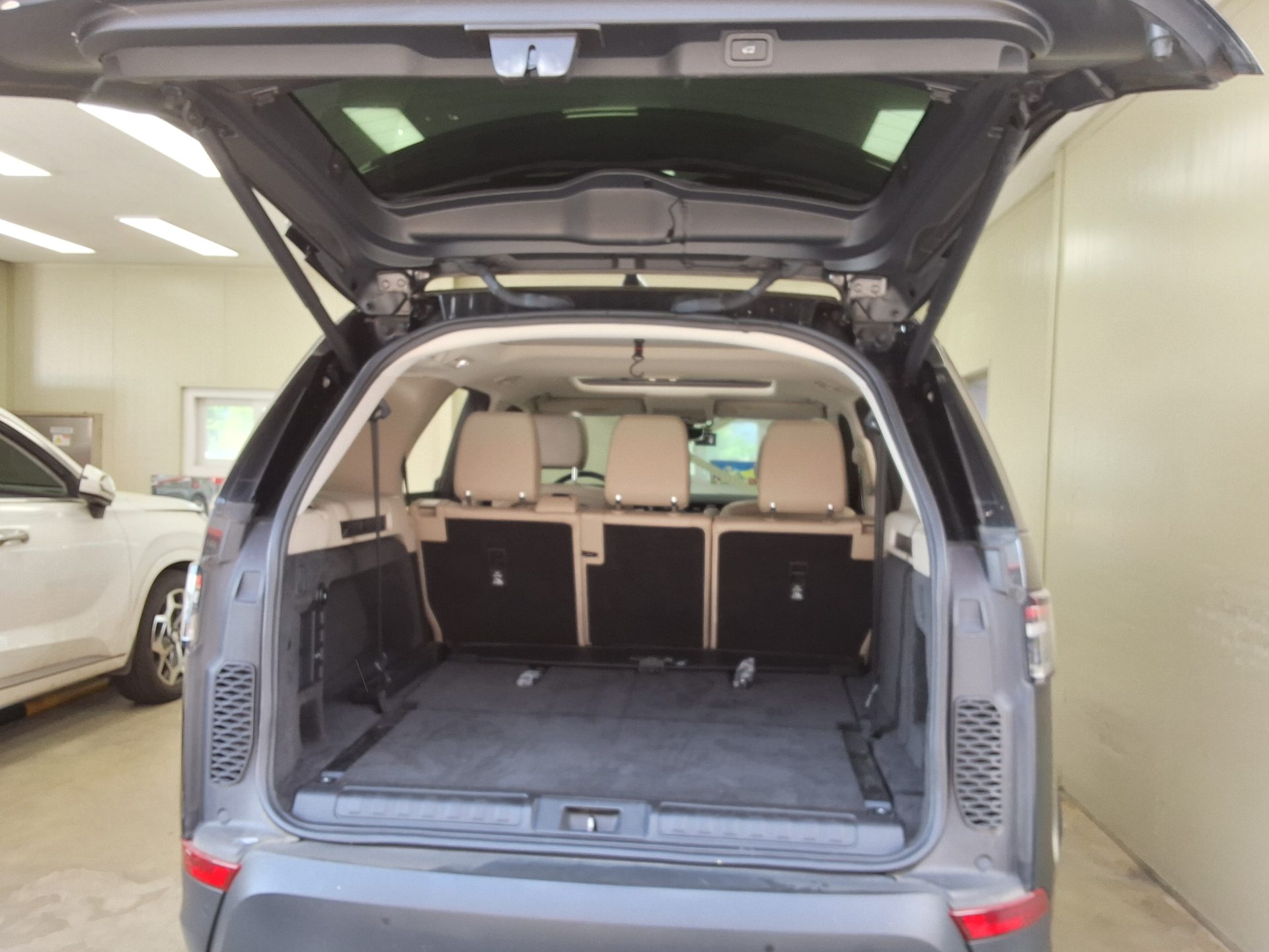 2020 - land rover discovery