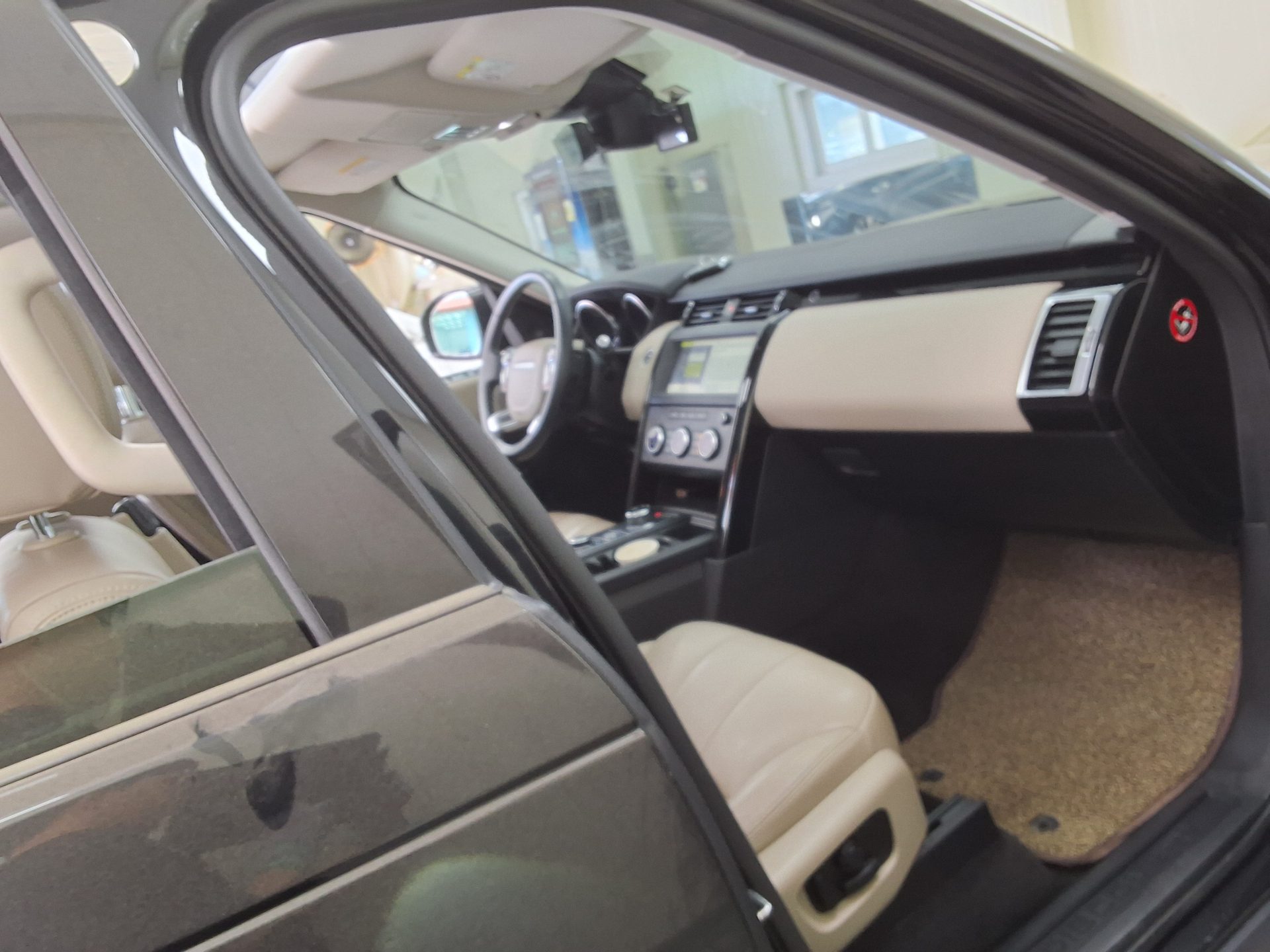 2020 - land rover discovery