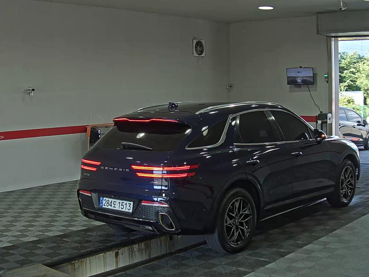 2021 - genesis gv70