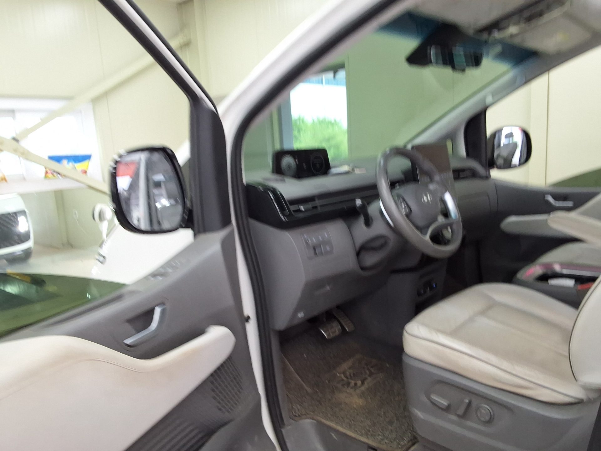 2022 - hyundai staria