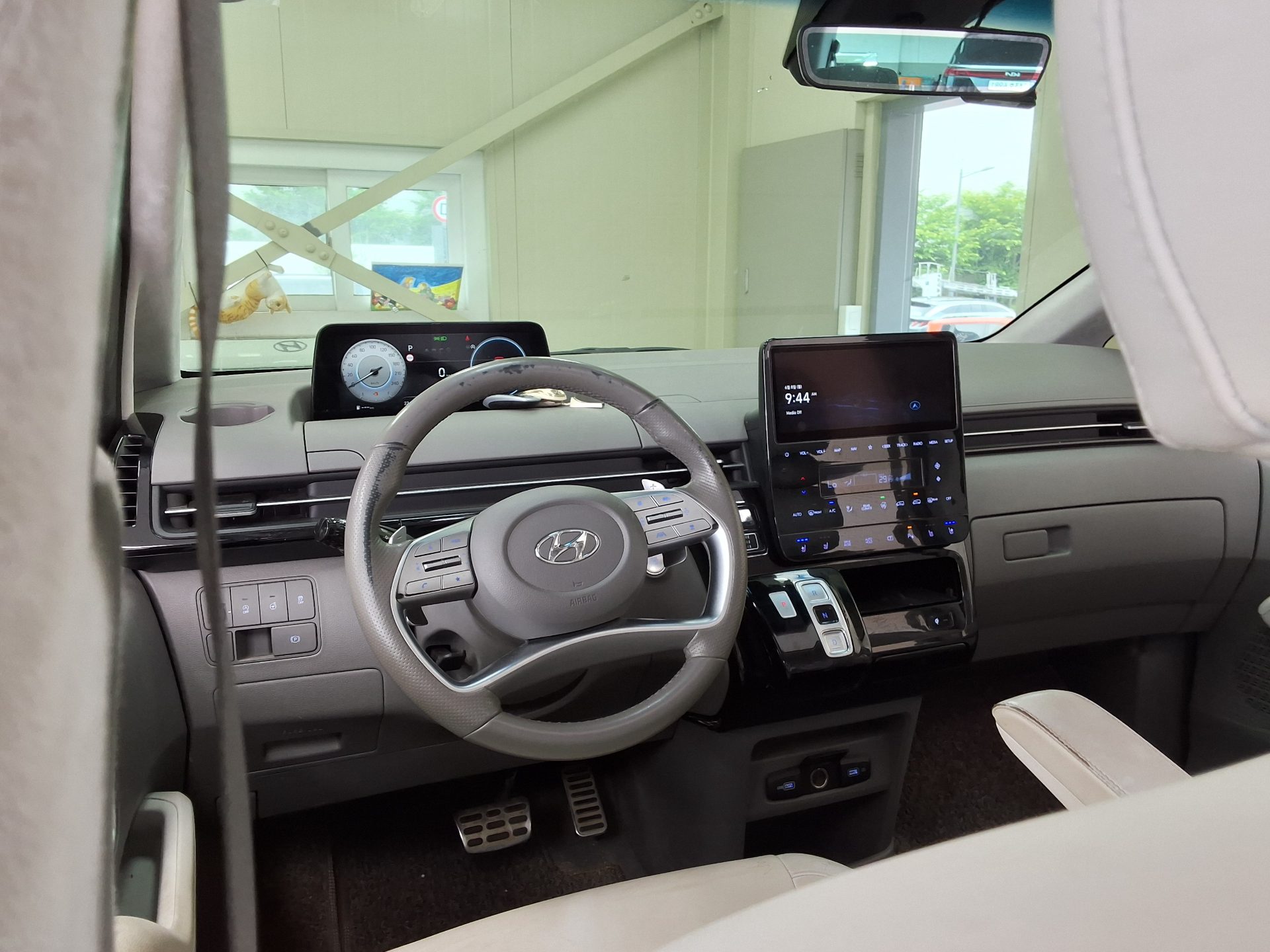 2022 - hyundai staria