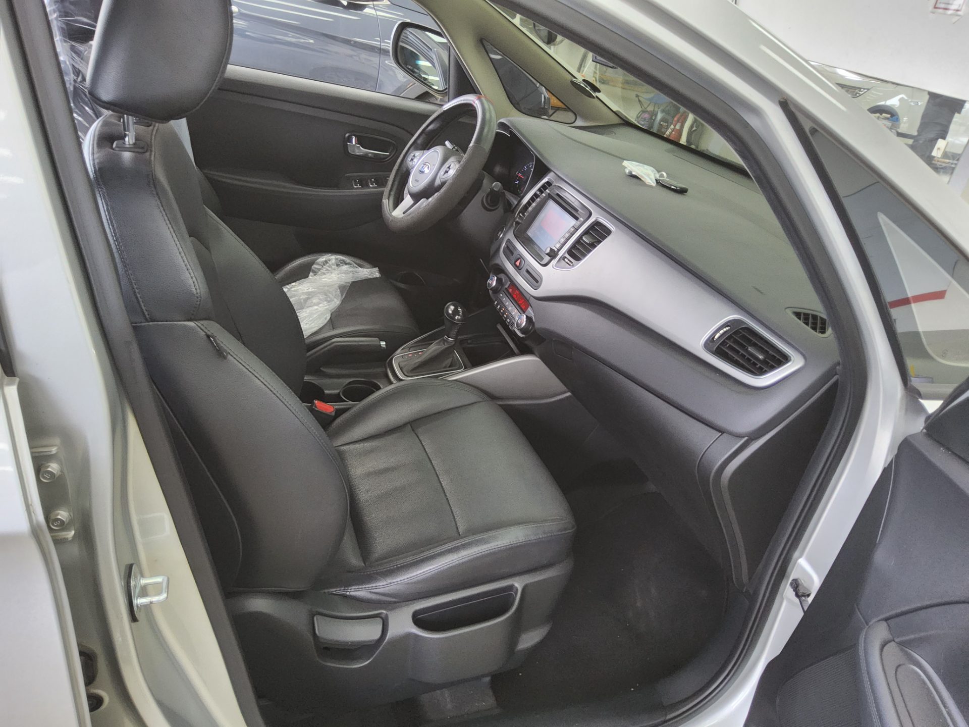 2014 - kia carens