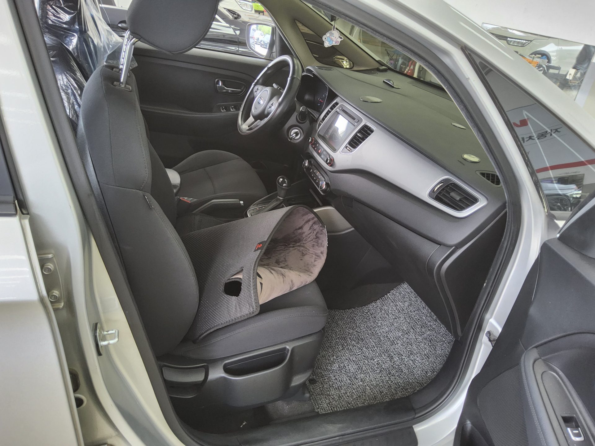 2014 - kia carens