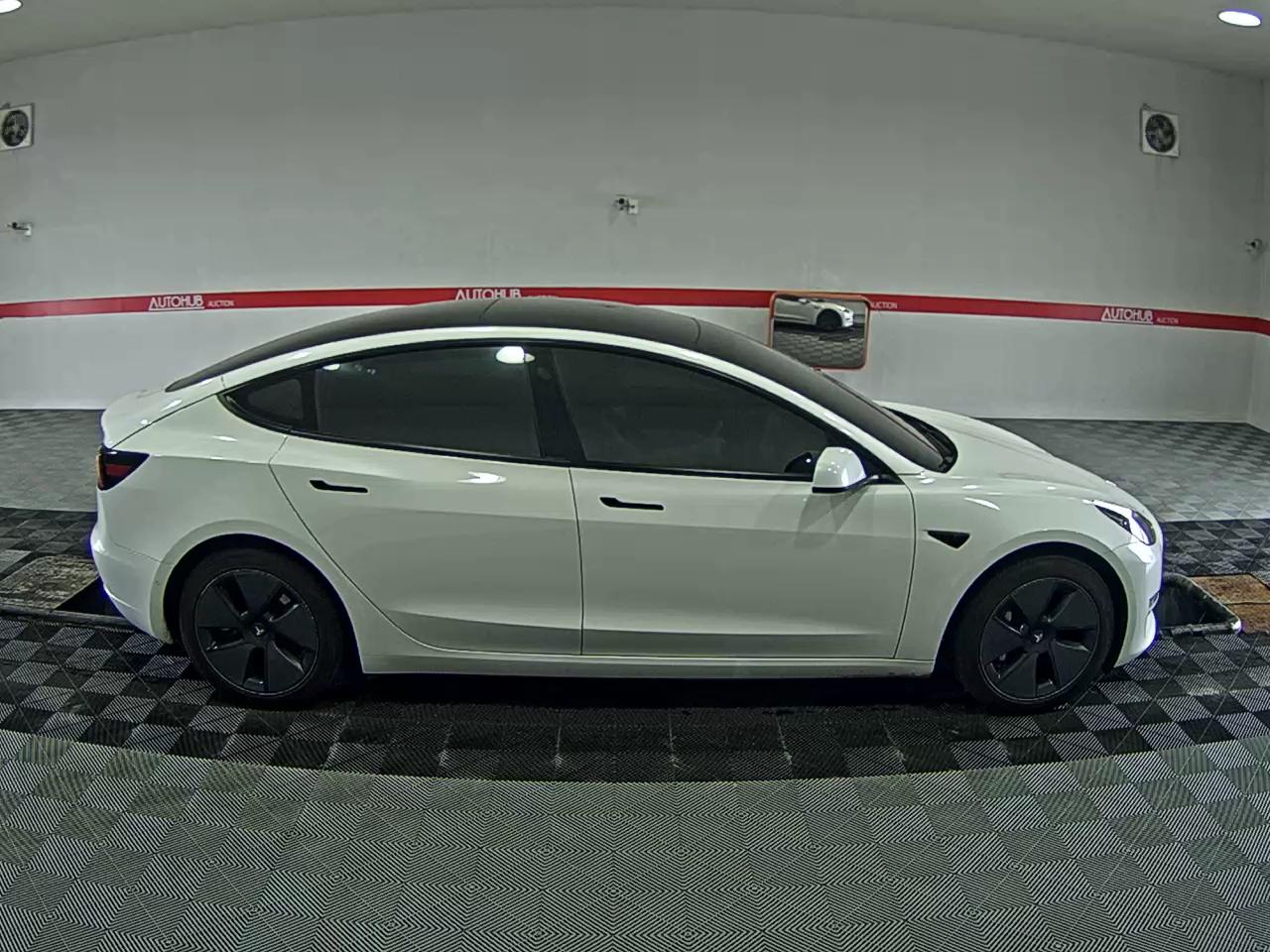 2022 - tesla model 3