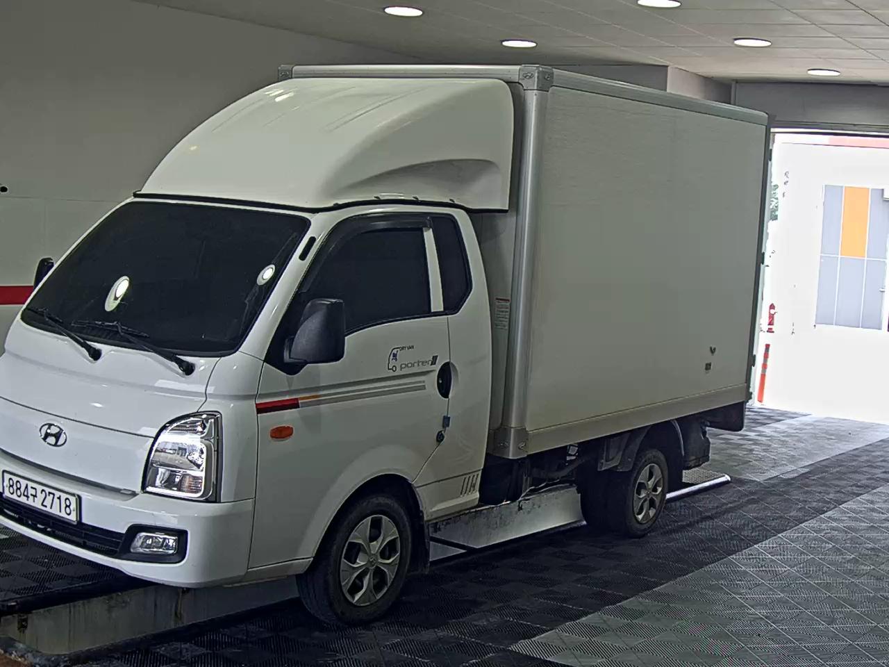 HYUNDAI PORTER II HIGH-ROOF BUILT-IN BOX TRUCK SUPER CAB