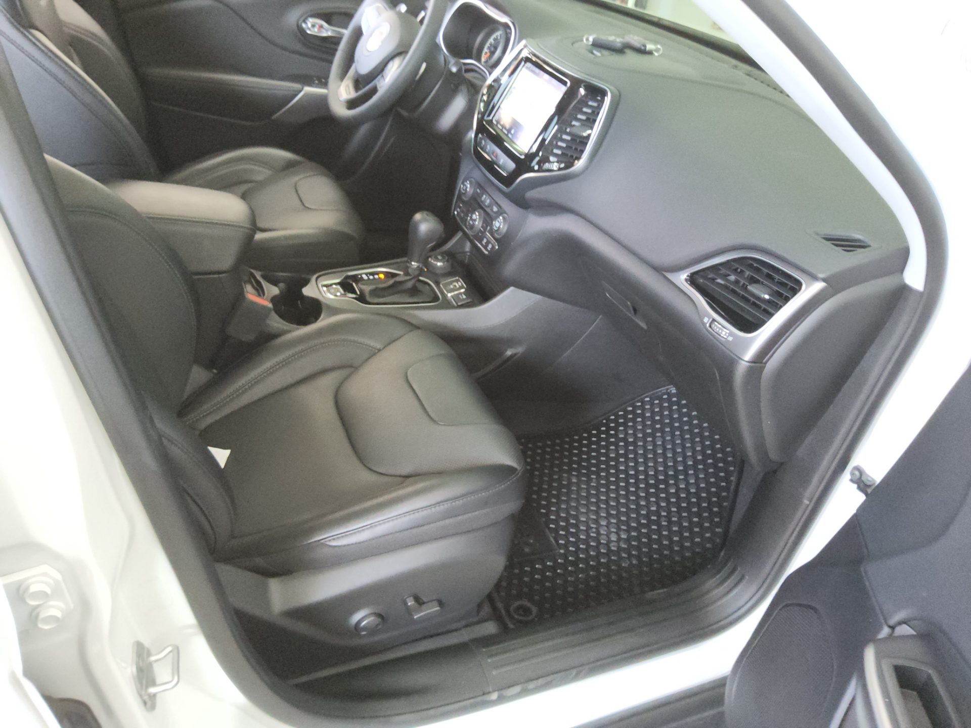 2022 - jeep cherokee