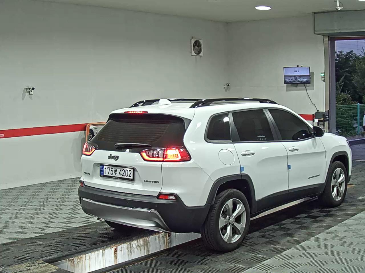 2022 - jeep cherokee