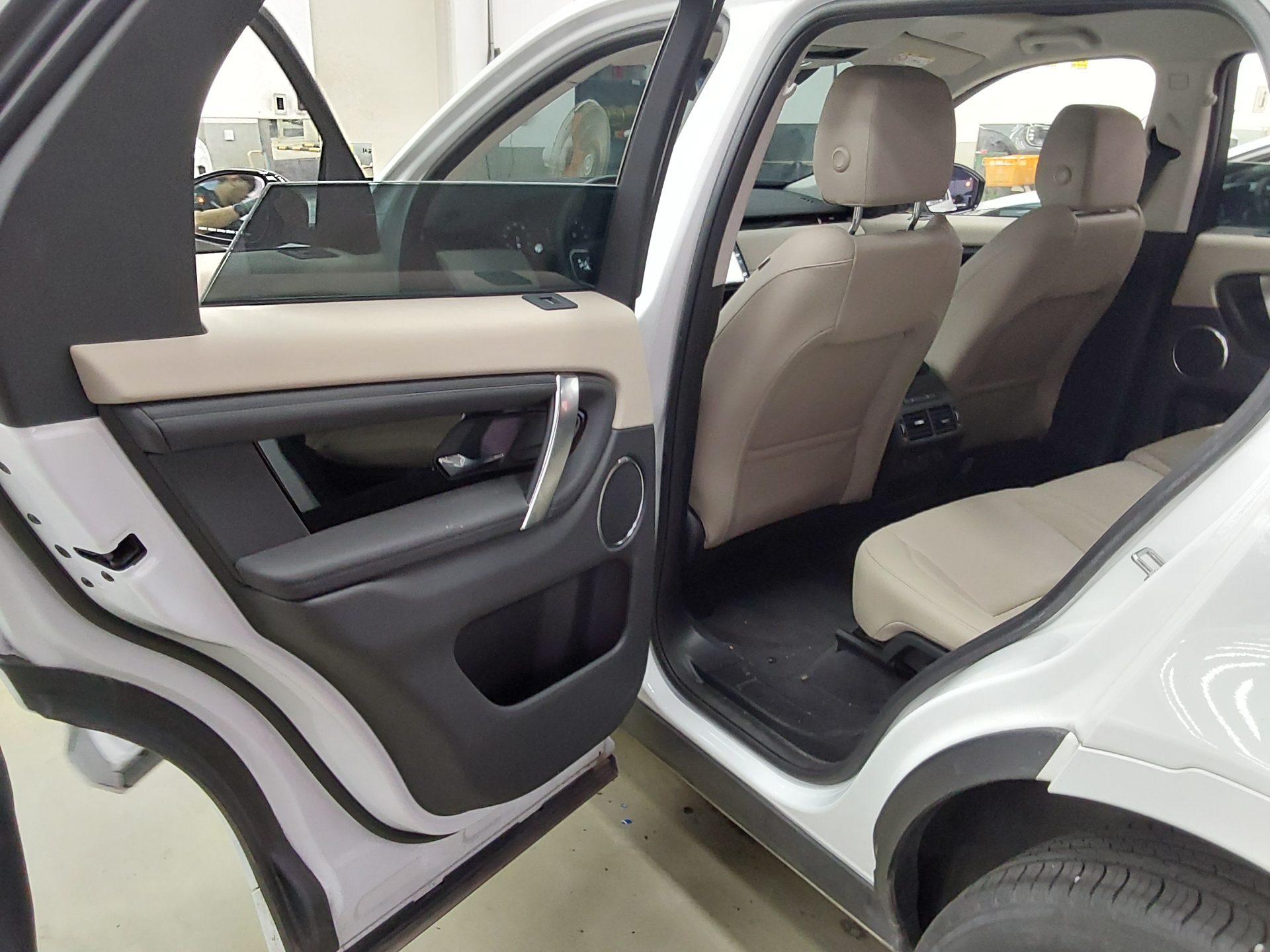 2024 - land rover discovery
