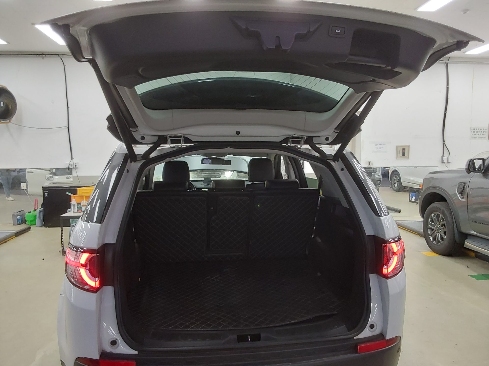 2019 - land rover discovery