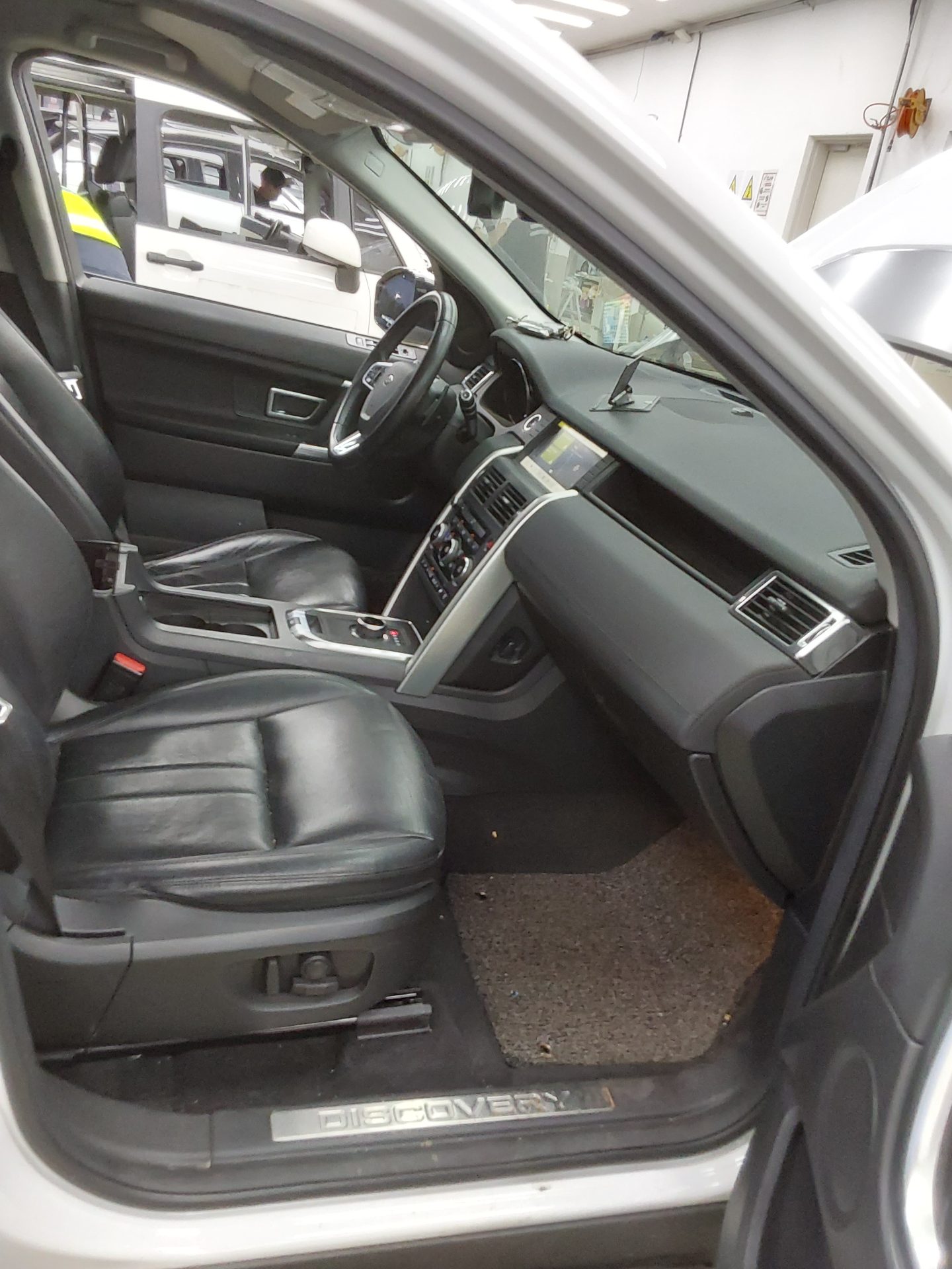 2019 - land rover discovery